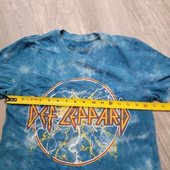 2/$20 Def Leppard Cropped T Shirt M - Picture 5 of 8